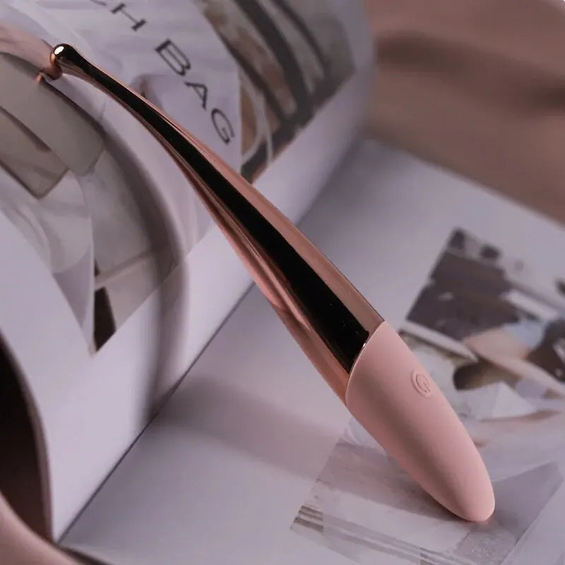 "Vibromasseur point G utilisé pour la stimulation magnétique du clitoris féminin, avec vibrations multifréquences ultrasoniques et rechargeables."